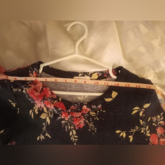 💲5/25💲 Floral long sleeve - Picture 3 of 3